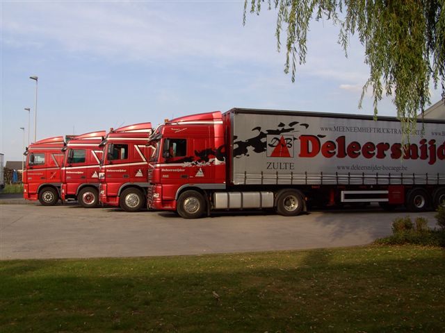 Meeneemheftruck transport is de specialiteit van Deleersnijder-Bocaege. Dit met Kooiaap of Moffet.